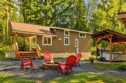 Cozy Tiny Home w/Hot tub and firepit close to Mt. Rainer Nat.Park & Restaurants