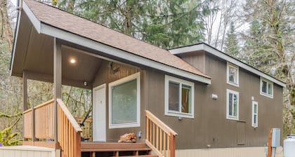 Cozy Tiny Home w/Hot tub and firepit close to Mt. Rainer Nat.Park & Restaurants