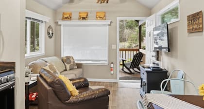 Cozy Tiny Home w/Hot tub and firepit close to Mt. Rainer Nat.Park & Restaurants