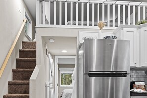 2 bedrooms, iron/ironing board, WiFi, bed sheets - Cozy Tiny Home w/Hot tub and firepit close to Mt. Rainer Nat.Park & Restaurants (Ashford)