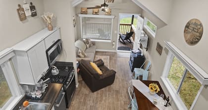 Cozy Tiny Home w/Hot tub and firepit close to Mt. Rainer Nat.Park & Restaurants