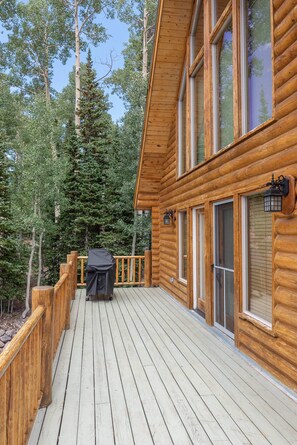 Terrace/patio - 216 Rue Jolley -immaculate cabin with the feeling of home. guaranteed memories. (Brian Head)