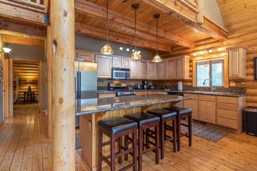 216 Rue Jolley -immaculate cabin with the feeling of home. guaranteed memories.