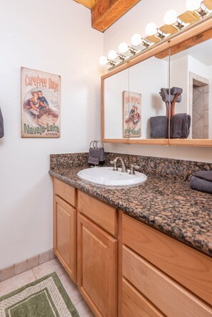 Dusj, hårføner og håndklær