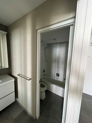 Secadora de cabello, toallas, papel de baño