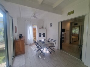 1 chambre, fer et planche Ă repasser, Wi-Fi gratuit, draps fournis