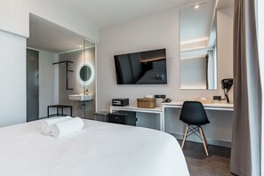 Minibar con artículos gratuitos y caja de seguridad en la habitación 