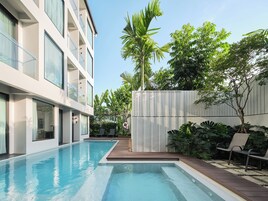 Una piscina al aire libre