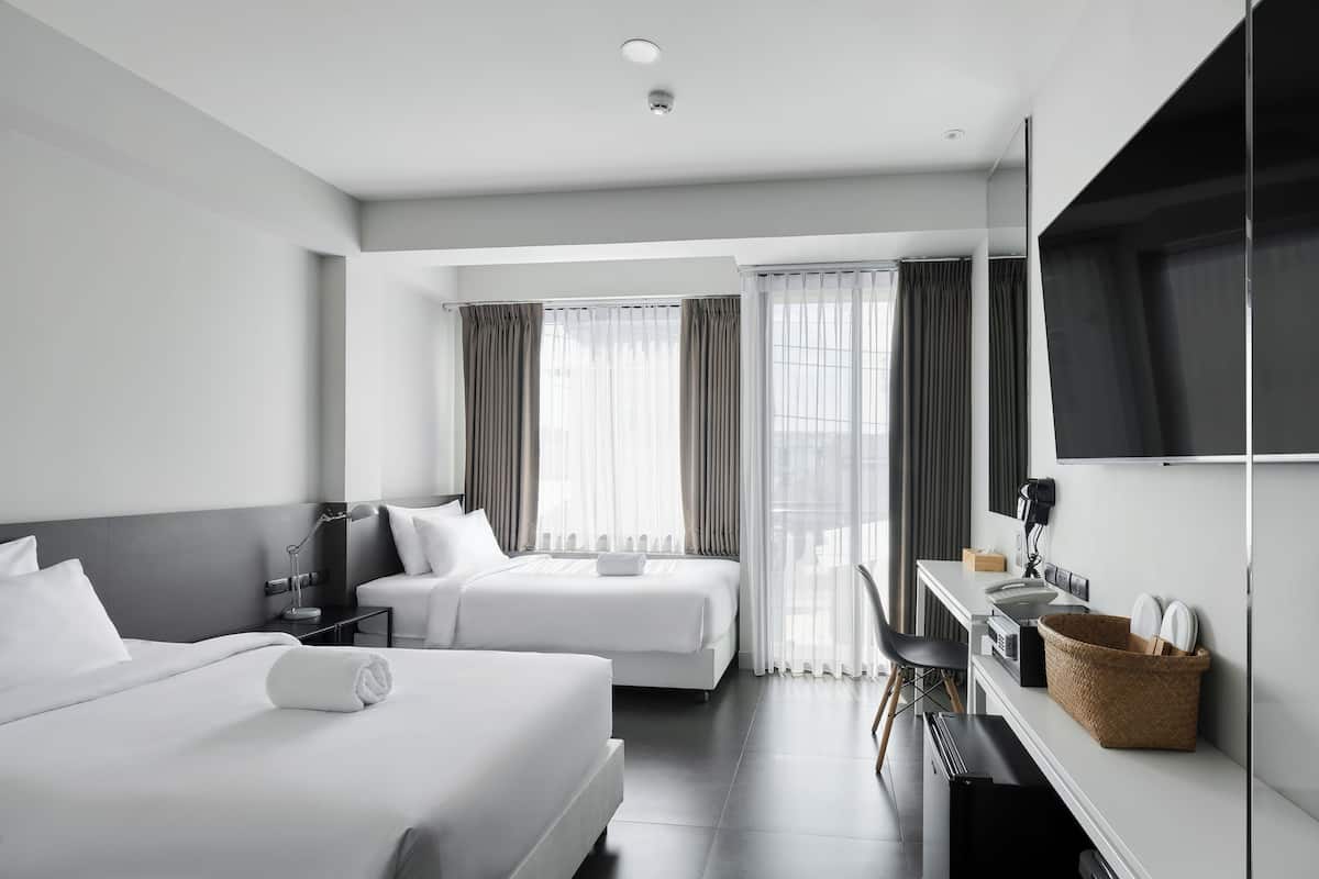Twin Room | Free minibar, in-room safe, desk, blackout drapes