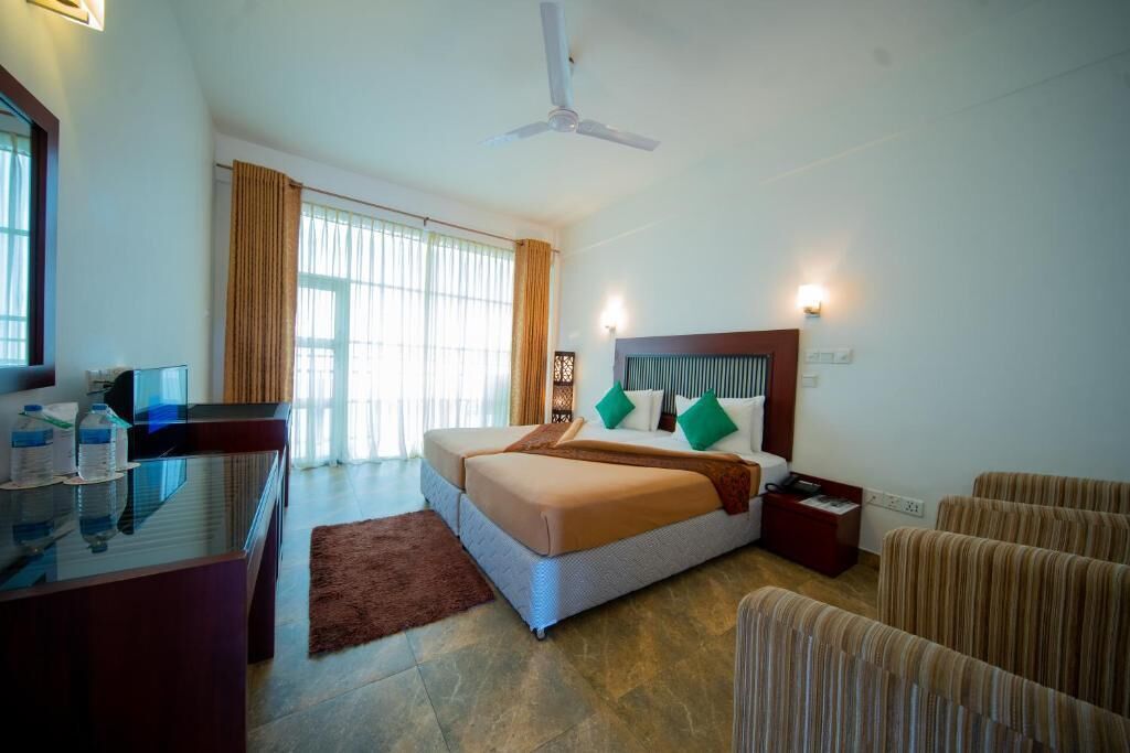 Een bureau, een strijkplank/strijkijzer, gratis wifi