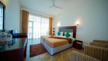 Een bureau, een strijkplank/strijkijzer, gratis wifi