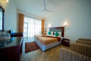 Escritorio, tabla de planchar con plancha y wifi gratis