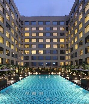 Una piscina al aire libre
