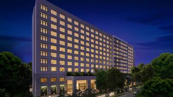 Fachada da propriedade à noite