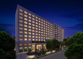 Fachada de la propiedad por la tarde o noche