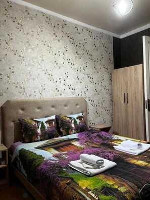 Desk, soundproofing, iron/ironing board, free WiFi - Sweet Memories (Tsqaltubo)
