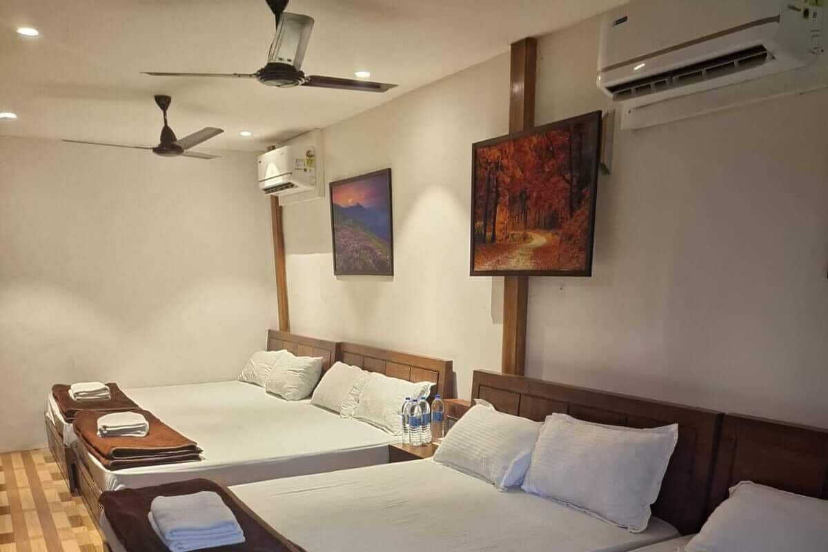 Dormitorio compartido Deluxe | Ropa de cama de alta calidad, escritorio y ropa de cama
