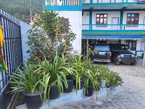 Free self-parking - Wangdi's Homestay (West Kameng)
