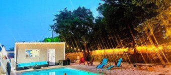 Beautiful Oasis With Pool / Game Room / Wonderful Location