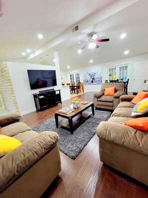 Smart-TV, Kamin, Tischfußball, Tischtennisplatte