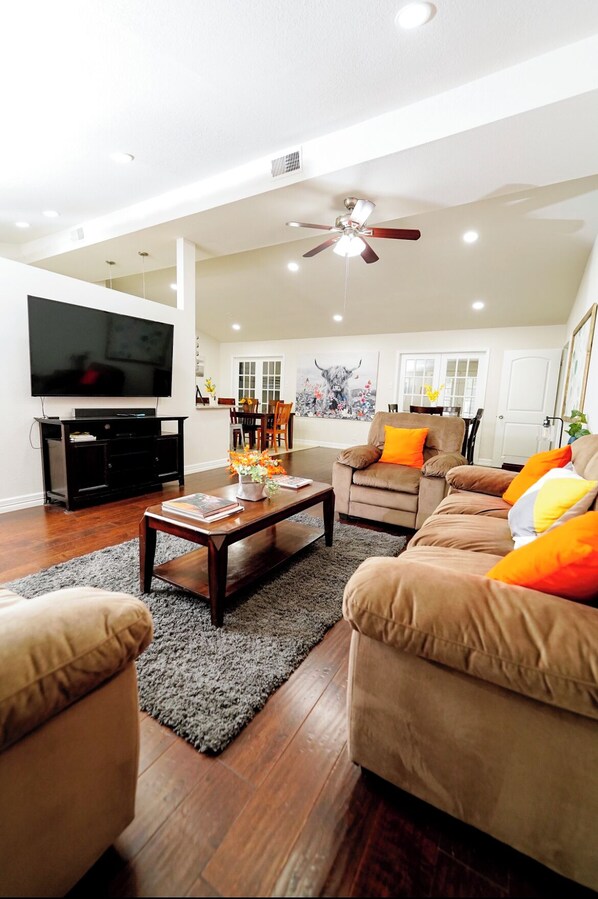 Smart-TV, Kamin, Tischfußball, Tischtennisplatte