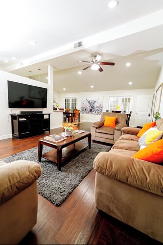 Beautiful Oasis With Pool / Game Room / Wonderful Location