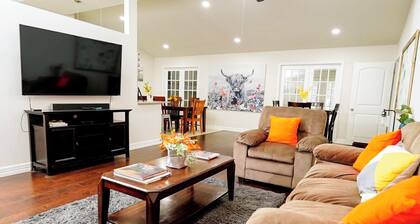 Beautiful Oasis With Pool / Game Room / Wonderful Location