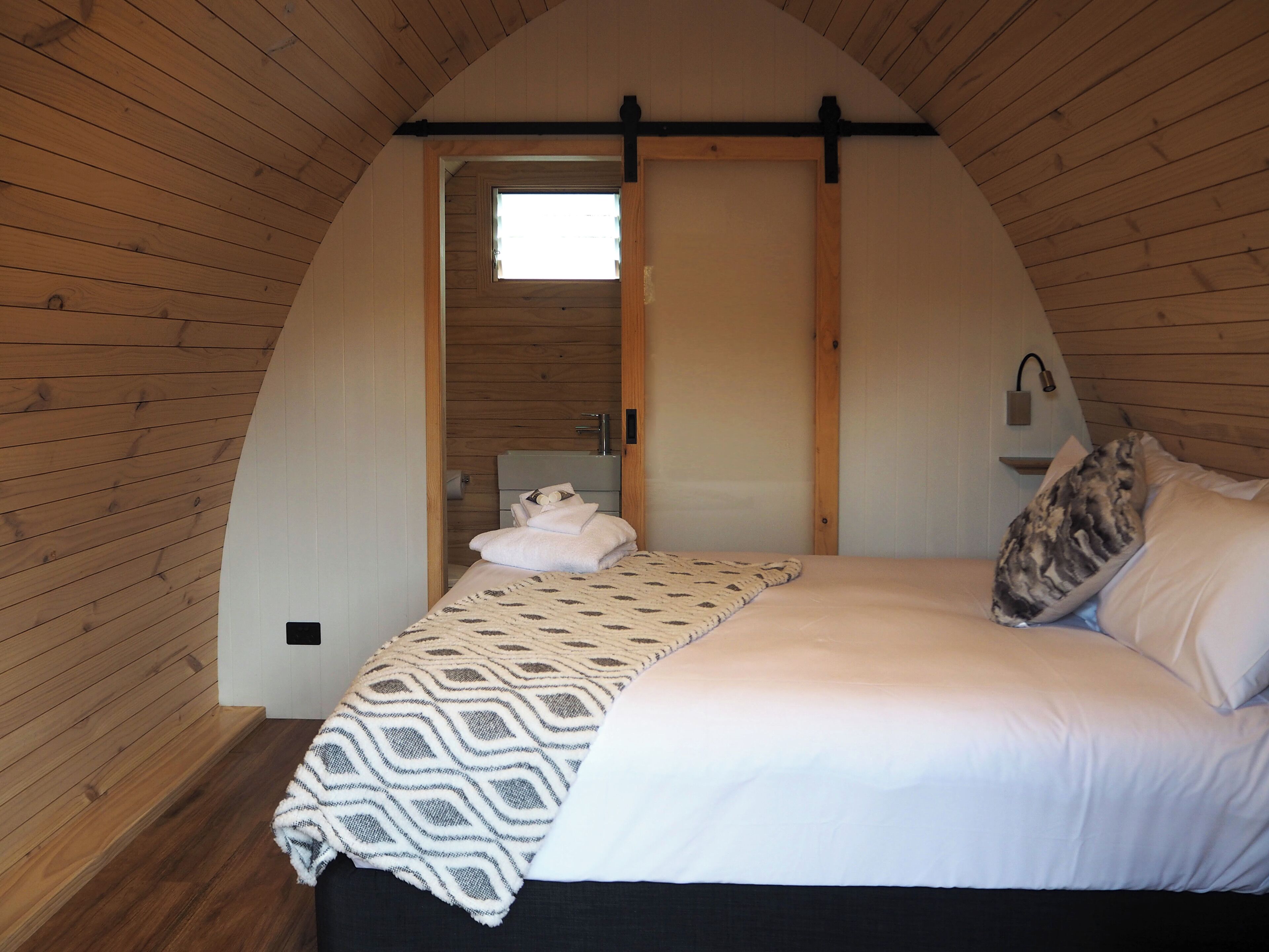 Værelse - eget badeværelse (Glamping Pod) | Individuel indretning, mørklægningsgardiner, strygejern/strygebræt