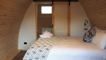 Værelse - eget badeværelse (Glamping Pod) | Individuel indretning, mørklægningsgardiner, strygejern/strygebræt