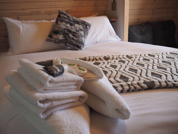 Kamer, en-suite badkamer (Glamping Pod) | Individueel gemeubileerd, verduisterende gordijnen