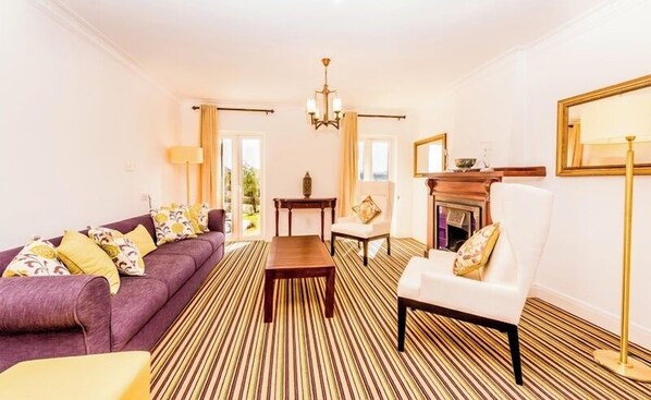 Villa de lujo | Área de sala de estar | Televisión de pantalla plana 