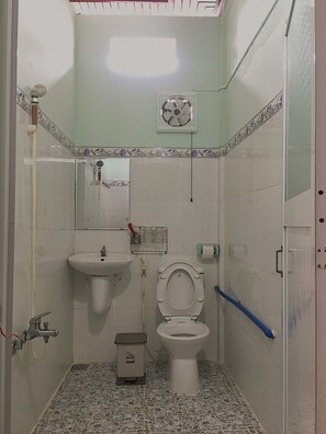 Standard Double Room, 2 Bedrooms, River View | Bathroom | Slippers, towels - Island homestay (My Tho)