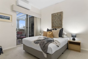 2 bedrooms, desk, iron/ironing board, WiFi