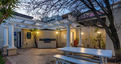 Riverside Suite: Spectacular City Living