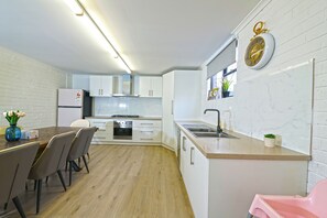 Private kitchen - Pet Friendly Ringwood 3BR Home Parking (Ringwood)