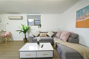 家庭獨棟房屋 | 起居區 | 65-吋電視，提供有線頻道