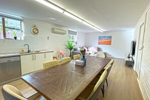In-room dining - Pet Friendly Ringwood 3BR Home Parking (Ringwood)
