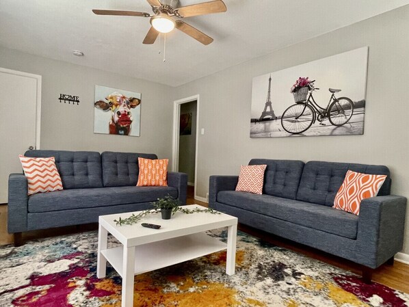 Smart-tv och ett bordtennisbord