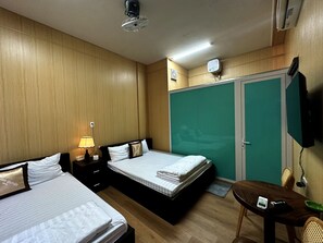 Minibar, desk, laptop workspace, free WiFi - OYO 1199 Dung Quyen Hotel (Da Nang)