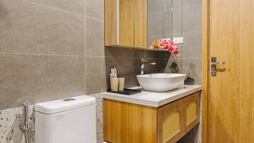 Une salle de bain moderne avec des toilettes, un lavabo et un miroir.