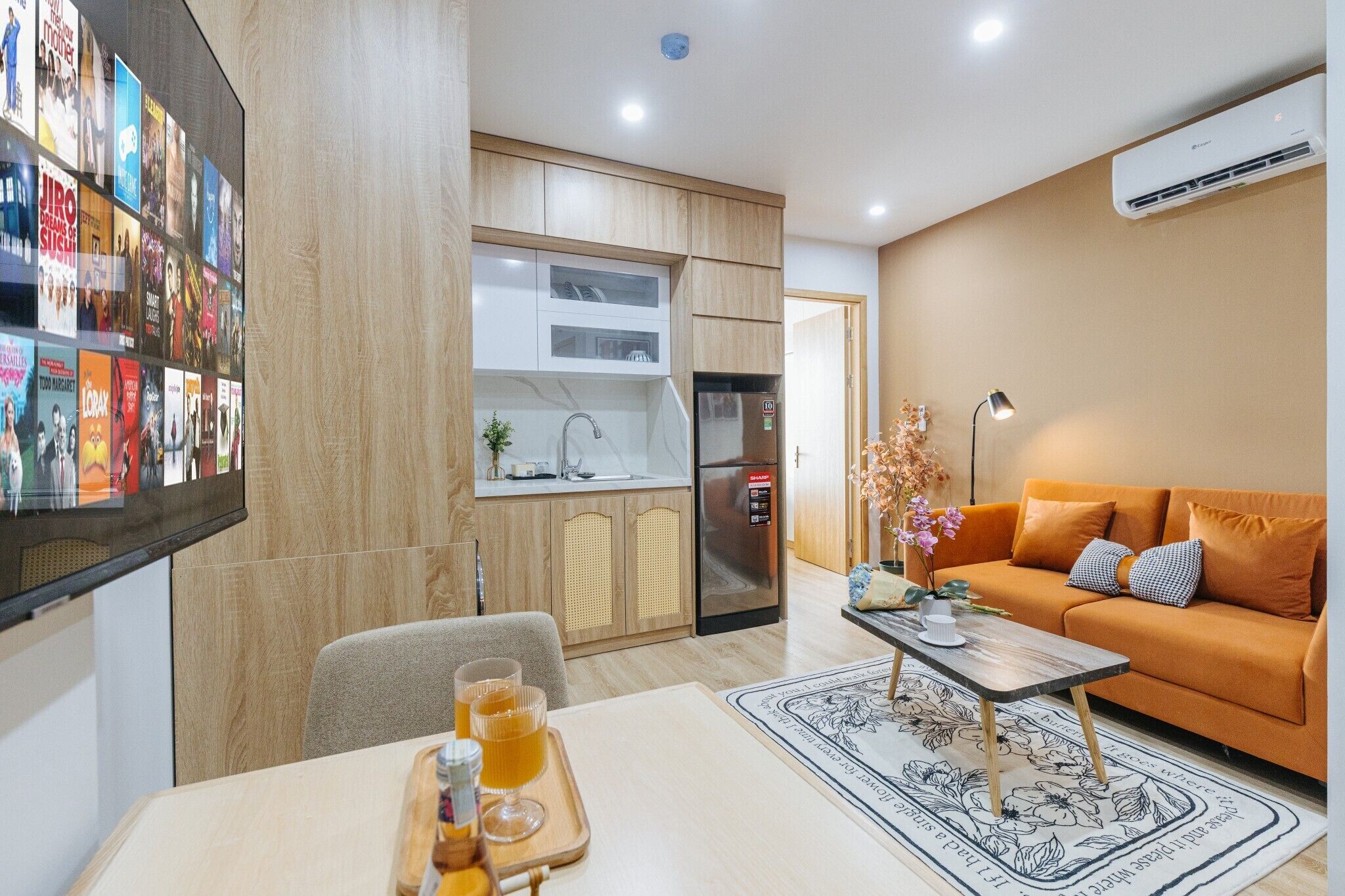 Una sala de estar moderna con un sofá, una mesa de centro y un comedor con mesa y sillas.