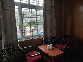 Suite familiar | Escritorio, sistema de insonorización, ropa de cama