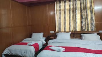 Deluxe Triple Room | 1 bedroom, desk, soundproofing, bed sheets