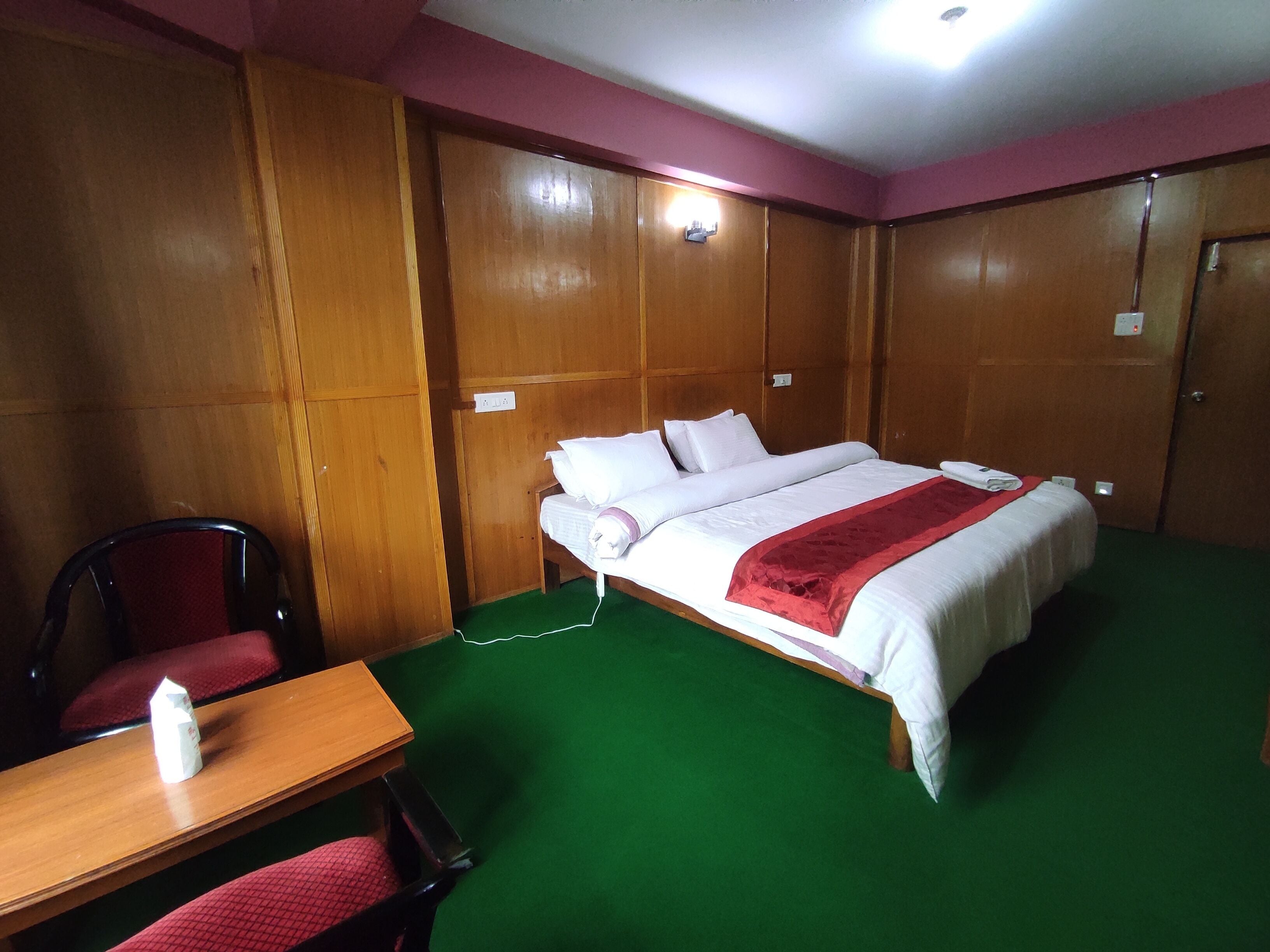 Deluxe Room | Desk, soundproofing, bed sheets