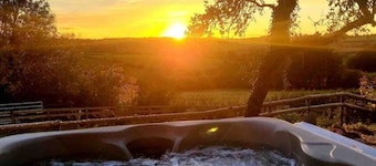 The Hut on the Hill - hottub, heating & stable.