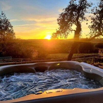The Hut on the Hill - hottub, heating & stable.