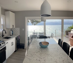 Fridge, microwave, oven, stovetop - Seclusion Bay Resort 9. Luxury Lakeside Paradise, beachfront on Okanagan Lake. (West Kelowna)