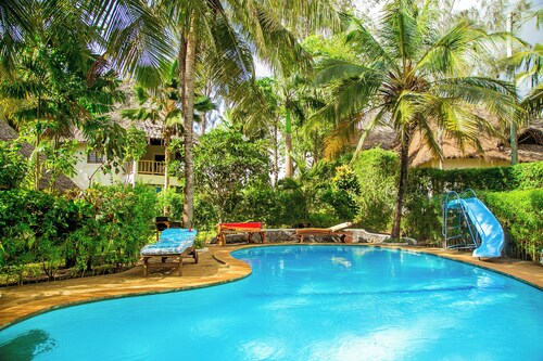 Luxury room for 2 only 10min walk to most beautiful white sands of Diani Beach. 