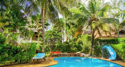 Luxury room for 2 only 10min walk to most beautiful white sands of Diani Beach.