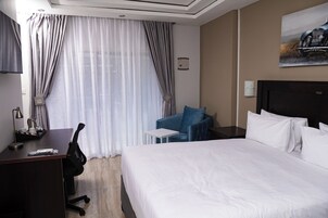 Caja de seguridad en la habitación y tabla de planchar con plancha 